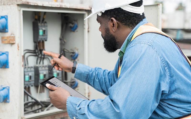 Electrician using phone to manage Yelp leads